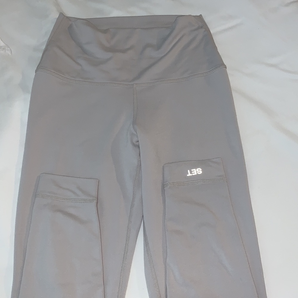 Set Active leggings. Size small, fits like medium - Picture 2 of 4